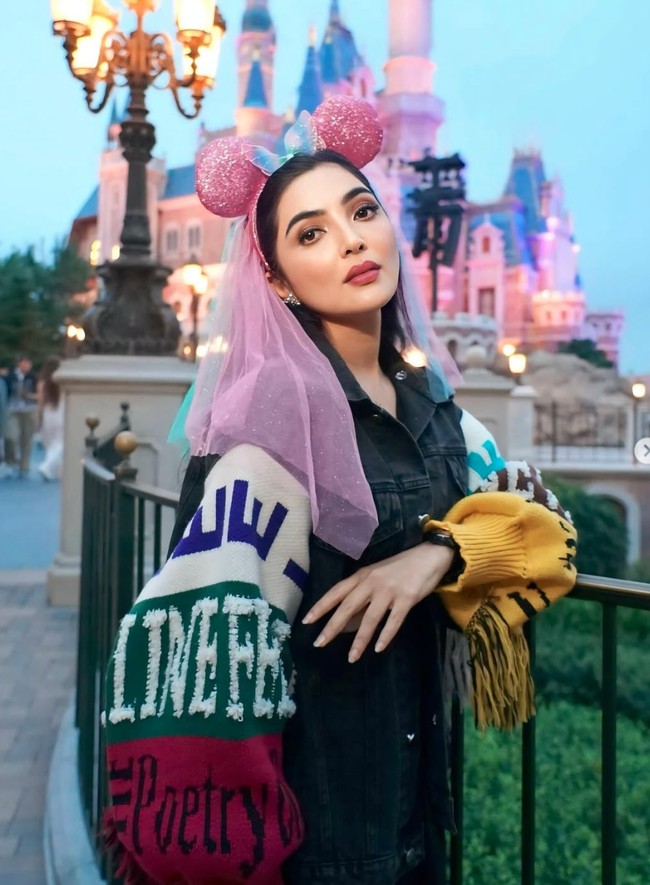 Dalam foto lain juga terlihat Ashanty yang mengenakan bando berbentuk telinga Minnie Mouse berwarna pink lengkap dengan veil senada. Ditambah dengan blush on dan lipstik pink, penampilan Ashanty jadi semakin menawan. Foto: Instagram/@ashanty_ash