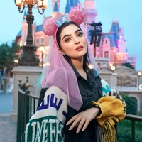 Dalam foto lain juga terlihat Ashanty yang mengenakan bando berbentuk telinga Minnie Mouse berwarna pink lengkap dengan veil senada. Ditambah dengan blush on dan lipstik pink, penampilan Ashanty jadi semakin menawan. Foto: Instagram/@ashanty_ash