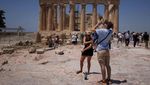 Athena Kepanasan! Turis Berlindung di Tengah Suhu Ekstrem