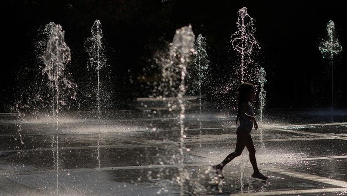 Athena Kepanasan! Turis Berlindung di Tengah Suhu Ekstrem Gelombang panas ekstrem melanda Athena, Yunani, pada Jumat (27/6/2025), memaksa warga dan wisatawan mencari cara bertahan di tengah suhu yang membakar. REUTERS/Stelios Misinas