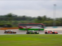 Sensasi Mengitari Sirkuit Sepang Sembari Dikelilingi Mobil SuperGT Wara-wiri