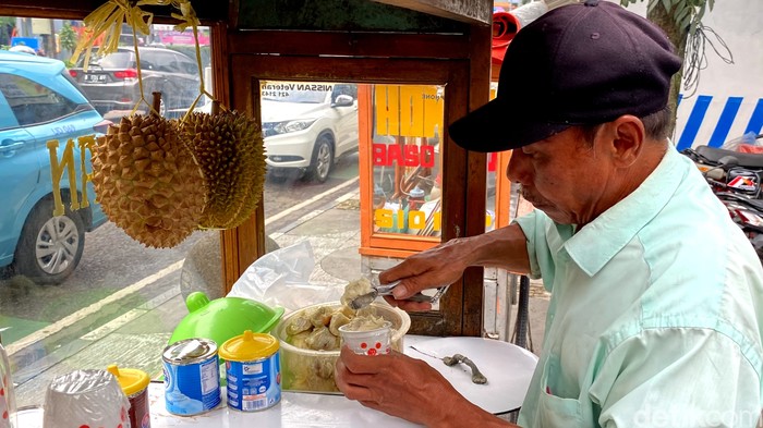 Bambang penjual es durian di Bandung.