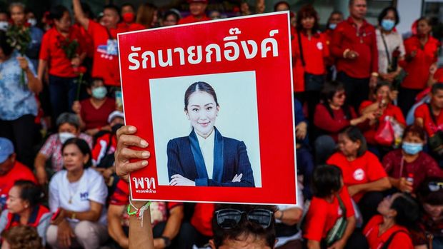 Ribuan pendukung Partai Pheu Thai memadati kawasan markas besar partai di Bangkok, Jumat (27/6/2025), untuk menunjukkan dukungan mereka kepada Perdana Menteri Thailand, Paetongtarn Shinawatra. REUTERS/Chalinee Thirasupa