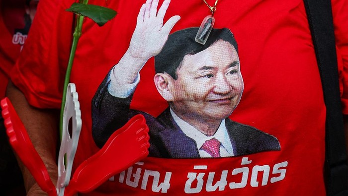 Ribuan pendukung Partai Pheu Thai memadati kawasan markas besar partai di Bangkok, Jumat (27/6/2025), untuk menunjukkan dukungan mereka kepada Perdana Menteri Thailand, Paetongtarn Shinawatra. REUTERS/Chalinee Thirasupa