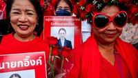 Sejumlah pengurus partai juga hadir menyampaikan orasi untuk menegaskan komitmen menjaga stabilitas politik dan mendorong penyelesaian sengketa perbatasan secara damai. REUTERS/Chalinee Thirasupa