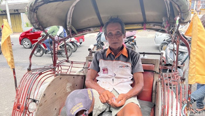 Becak kayuh milik Paimin sepi penumpang saat libur sekolah di kawasan Tugu Jogja, Sabtu (27/6/2025).