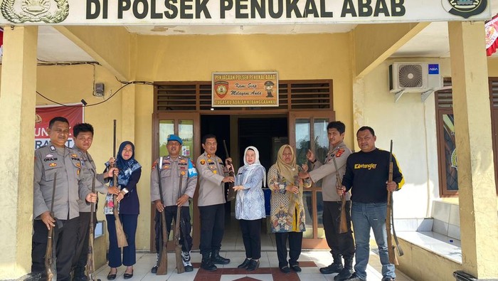 Camat Penukal serahkan 9 senpi rakitan dari masyarakat ke polisi.