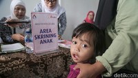 Bidan melakukan pemeriksaan skrining anemia terhadap ibu hamil-menyusui serta anak balita di Jakarta, Jumat (28/6).
