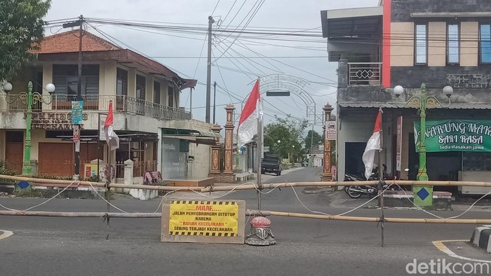 Celah median jalan Jogja-Solo Desa Trunuh, Klaten Selatan ditutup warga, Sabtu (28/6/2025)