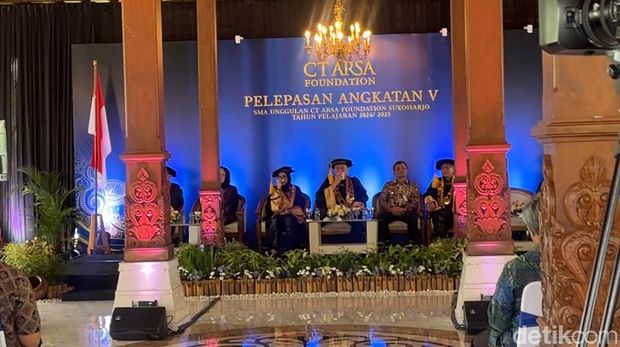 Chairul Tanjung dan Anita Ratnasari Tanjung terlihat mengusap air mata saat mendengar paparan prestasi para lulusan SMA Unggulan CT Arsa Sukoharjo yang mampu menembus universitas tingkat dunia, Sabtu (28/6/2025).