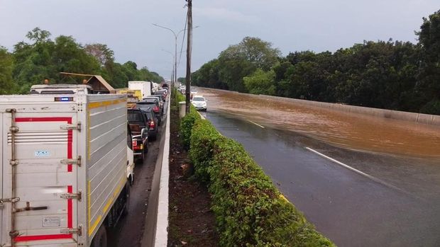erpantau genangan air menutupi sebagian Jalan Tol Jakarta-Tangerang, tepatnya pada KM 24 di kedua jalur, baik arah Jakarta, maupun arah Tangerang.