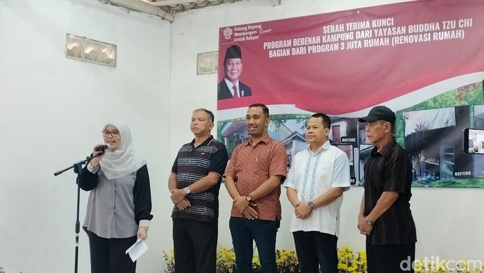 Direktur Jenderal Perumahan Perkotaan Kementerian Perumahan dan Kawasan Permukiman (PKP) Sri Haryati di Pos Sekretariat RW 012 Kelurahan Tanah Tinggi, Kecamatan Johar Baru, Jakarta Pusat