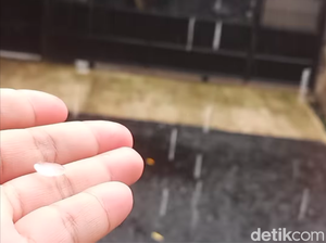 Video: Warga Depok Dihebohkan Fenomena Hujan Es