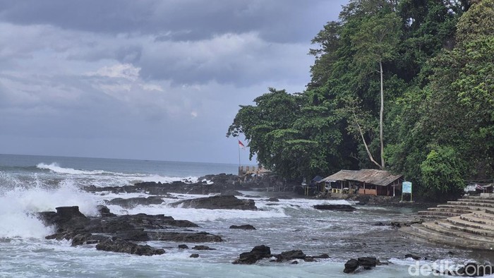Gelombang Tinggi di Teluk Palabuhanratu