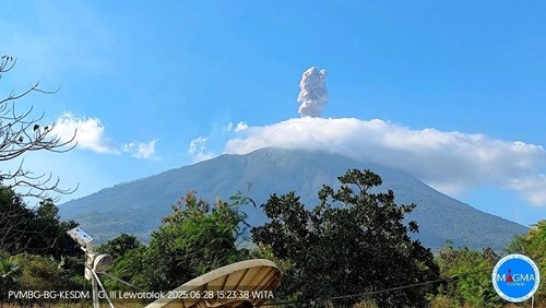 Gunung Ile Lewotolok kembali meletus, Sabtu (28/6/2025).