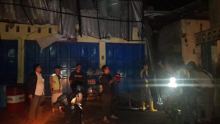 Hujan deras disertai angin kencang terjadi di Desa Surodadi, Batang, Sabtu (28/6) petang.