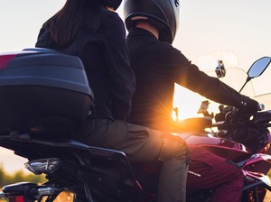 Awas, Kebiasaan Naik Motor Seperti Ini Bisa Bikin Bapak-bapak Susah Punya Anak