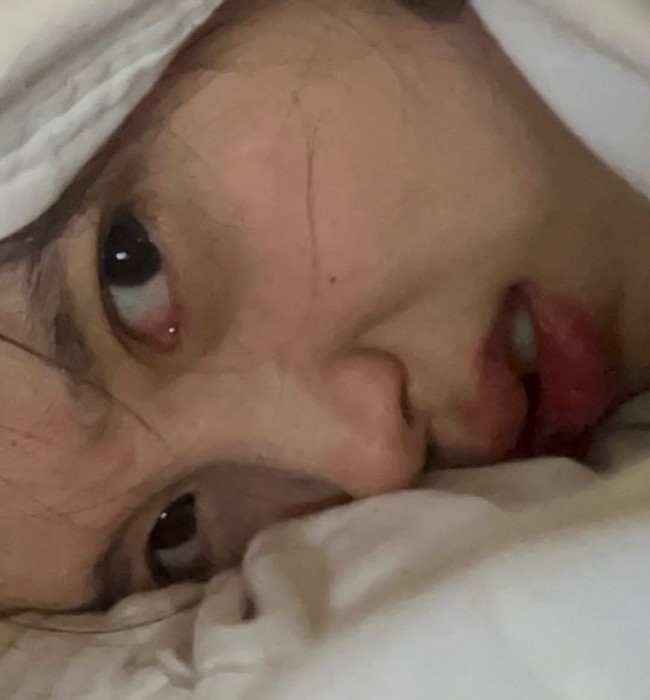 Tak sedikit penggemar yang menganggap kekasih IU, aktor Korea Lee Jong Suk sebagai pria beruntung karena melihat kecantikan alaminya setiap saat. Foto: dok. Instagram @dlwlrma