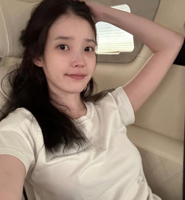 “bareface nya cakepppp benerrr kakkk 😍😍😍😍😍” “COMELLLL,” “Gak makeup aja cantik bgt.. 🔥🔥” komentar para penggemar di bawah unggahan fotonya. Foto: dok. Instagram @dlwlrma