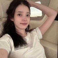 “bareface nya cakepppp benerrr kakkk 😍😍😍😍😍” “COMELLLL,” “Gak makeup aja cantik bgt.. 🔥🔥” komentar para penggemar di bawah unggahan fotonya. Foto: dok. Instagram @dlwlrma