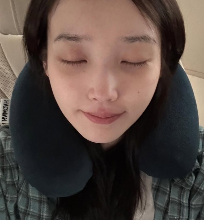 Penampilan IU tanpa makeup dinilai tak jauh berbeda dengan penampilannya saat tampil di atas panggung. Dia juga tidak ragu untuk beradegan minim makeup seperti dalam drama Korea My Mister. Foto: dok. Instagram @dlwlrma