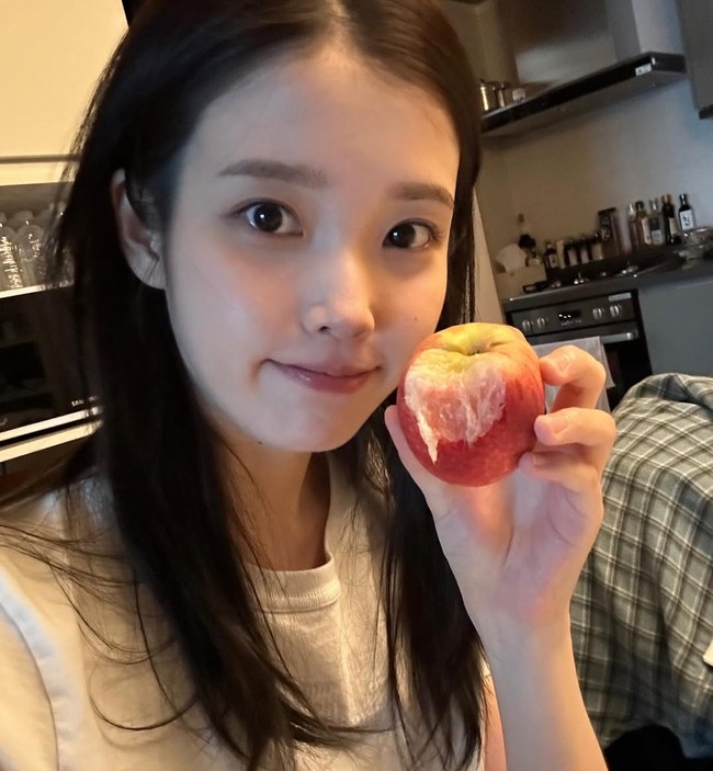 Selama ini, IU dikenal sebagai artis Korea yang berani tampil apa adanya di depan kamera. Bahkan IU beberapa kali memperlihatkan momen menghapus wajahnya dari makeup dan cuci muka. Foto: dok. Instagram @dlwlrma