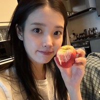 Selama ini, IU dikenal sebagai artis Korea yang berani tampil apa adanya di depan kamera. Bahkan IU beberapa kali memperlihatkan momen menghapus wajahnya dari makeup dan cuci muka. Foto: dok. Instagram @dlwlrma
