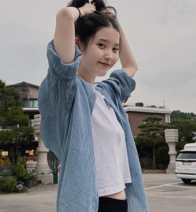 “Bukan IU, tapi sekarang,” tulisnya sebagai caption. Seolah menandakan bahwa dia sedang menjadi Lee Ji Eun (nama aslinya) yang diganti sebagai lelucon menjadi Lee Ji Geum (berarti sekarang). Foto: dok. Instagram @dlwlrma