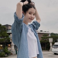 “Bukan IU, tapi sekarang,” tulisnya sebagai caption. Seolah menandakan bahwa dia sedang menjadi Lee Ji Eun (nama aslinya) yang diganti sebagai lelucon menjadi Lee Ji Geum (berarti sekarang). Foto: dok. Instagram @dlwlrma