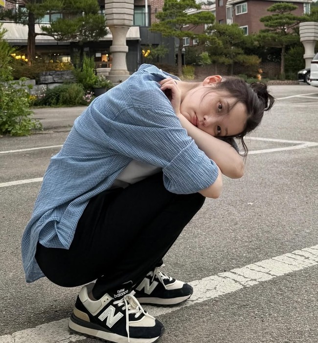 IU membagikan sederet fotonya tanpa makeup lewat unggahan Instagram terbaru. Penampilannya sontak ramai menjadi perbincangan penggemar yang terpana dengan kondisi kulitnya yang sehat. Foto: dok. Instagram @dlwlrma