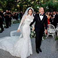 Jadi pernikahan paling high-profile dan termahal di 2025, Jeff Bezos dan Lauren Ssanchez meresmikan hubungan mereka di Venice, Italia, pada 27 Juni 2025. Biaya yang digelontorkan salah satu orang terkaya dunia ini mencapai US$10 juta atau sekitar Rp 162,6 miliar. Foto: Instagram/@laurensanchezbezos