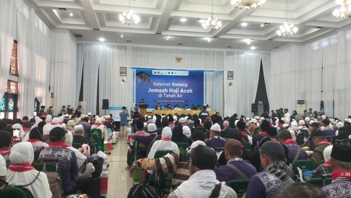 Jemaah haji kloter-01 mengikuti pelepasan di Asrama Haji Aceh setelah tiba dari Arab Saudi. (Agus Setyadi/detikSumut)