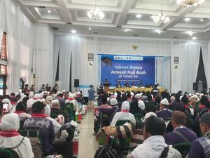 Jemaah Haji Aceh Kloter 01 Pulang, Haru Dijemput Keluarga