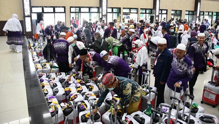 Jemaah haji saat tiba di Asrama Haji Palembang.