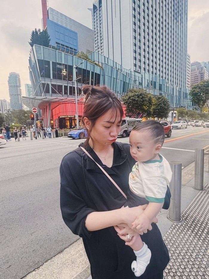 Jonathan Christie Rayakan Ulang Tahun Shanju Jonathan Christie Rayakan Ulang Tahun Shanju di rumahnya.