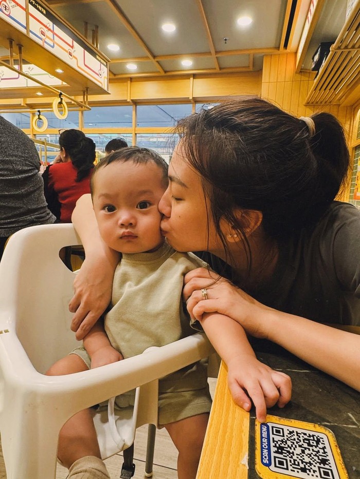 Jonathan Christie Rayakan Ulang Tahun Shanju Jonathan Christie Rayakan Ulang Tahun Shanju di rumahnya.