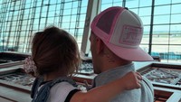 Justin Hubner hendak pulang. Ia menggendong Kamari, anak Jennifer Coppen. (Foto: dok Instagram justinhubner5)