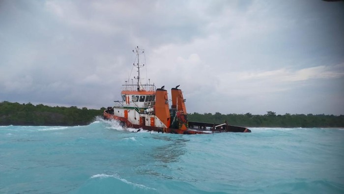Kapal kandas di perairan Tanjung Goram, Buton Utara.