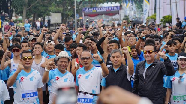 Kapolda Jawa Barat Irjen Rudi Setiawan membuka Polresta Bandung Run 2025 dalam menyambut HUT Bhayangkara ke-79, di Soreang, Kabupaten Bandung, pada Sabtu (28/6/2025).