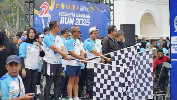 Kapolda Jawa Barat Irjen Rudi Setiawan membuka Polresta Bandung Run 2025 dalam menyambut HUT Bhayangkara ke-79, di Soreang, Kabupaten Bandung, pada Sabtu (28/6/2025).