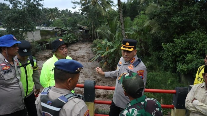Kapolresta Banyuwangi Kombes Rama Samtama Putra tengah melakukan upaya pencarian korban terseret arus.