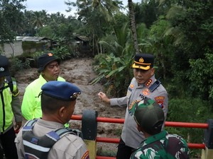 Kapolresta Banyuwangi Pimpin Pencarian Korban Hanyut di Sungai Badeng