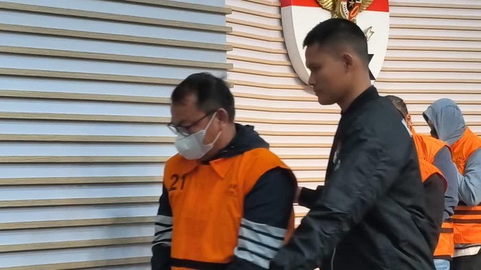 Kepala Dinas PUPR Provinsi Sumut, Topan Ginting, ditahan KPK terkait korupsi proyek.