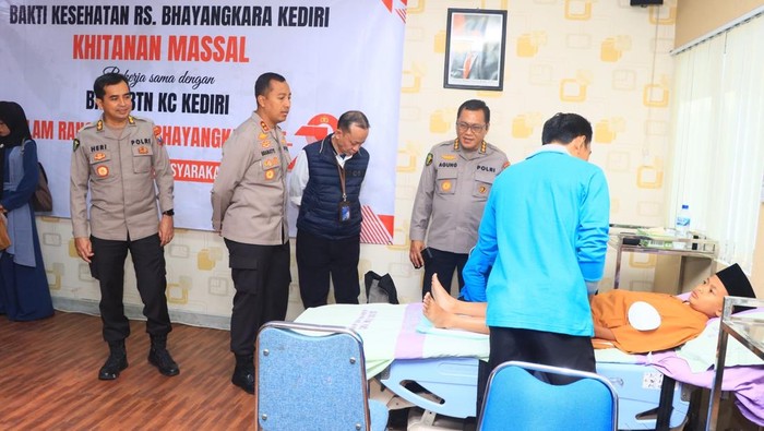 Khitanan gratis di Kota Kediri yang digelar Polres Kediri Kota dalam rangka menyambut Hari Bhayangkara ke-79.