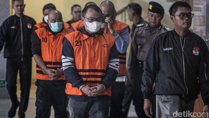 Lima orang jadi tersangka dalam OTT di Sumut. Salah satu tersangka merupakan Kepala Dinas PUPR Sumut, Topan Ginting.
