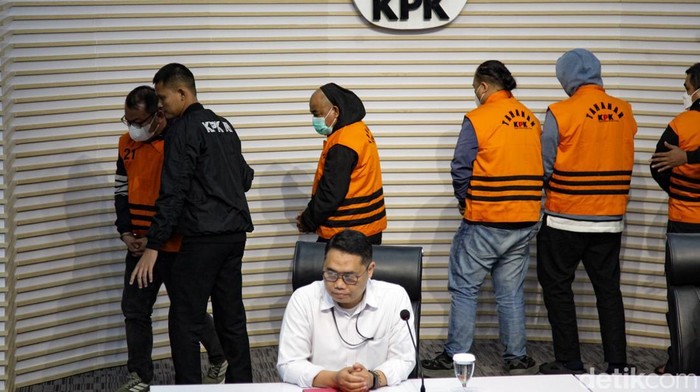 Lima orang jadi tersangka dalam OTT di Sumut. Salah satu tersangka merupakan Kepala Dinas PUPR Sumut, Topan Ginting.