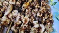 Kalau ke Suryakencana, kamu bisa mampir ke Sate Sumsum Pak OO sejak 1952. Menunya berupa potongan sumsum sapi yang dibakar dan bakal meleleh ketika digigit. Seporsinya dibanderol Rp 40 ribuan. Foto: Adityo Yudo Sembodho/Google Image