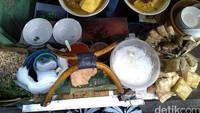Bogor punya kudapan laksa khas yang ditawarkan di Gang Aut, Suryakencana sejak tahun 1960an. Tempatnya juga dikenal bernama Laksa Mang Wahyu. Isian oncom merah jadi keistimewaannya. Foto: detikfood