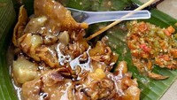 Suryakencana terkenal sebagai surga makanan legendaris Bogor, termasuk Cungkring Pak Jum’at sejak 1975. Hidangan ini terdiri dari kikil sapi yang dimasak bumbu kuning, lontong, tempe goreng, dan rempeyek. Baru disiram kuah kacang. Foto: Cahya Kumala/Google Image