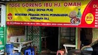 Di sebelah Toko Roti Bogor Permai, tepatnya Jalan Jend. Sudirman Nomor 23A, ada Toge Goreng Hj. Omah sejak 1970. Tauge yang sudah direbus dicampur mie dan kuah berbahan oncom merah, tauco dan kecap manis. Foto: zainul arifianto/Google Image